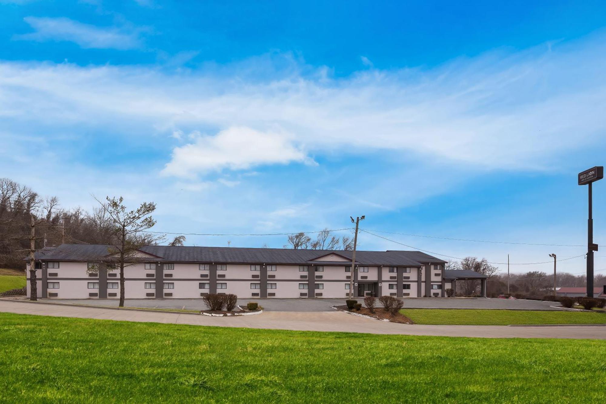 Red Lion Inn & Suites Caseyville Exterior photo